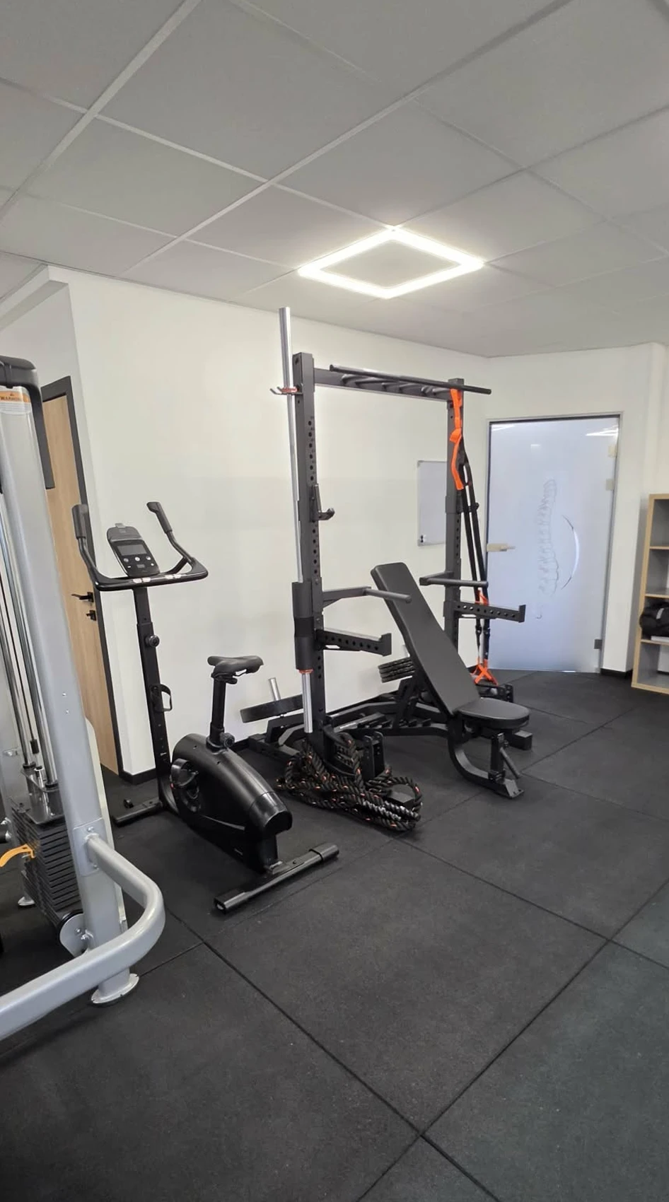 Salle Kiné - Sombreffe - Vélo & rack à squat